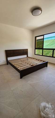 Cama king fuerte duradera capacidad de 1,200 libras hechas con roble o teka