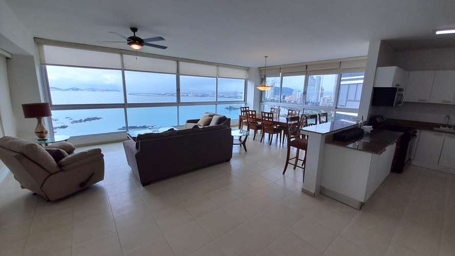 Grandbay. 138mts 1r 1.5b amoblado vista al mar $260,000.00neg 