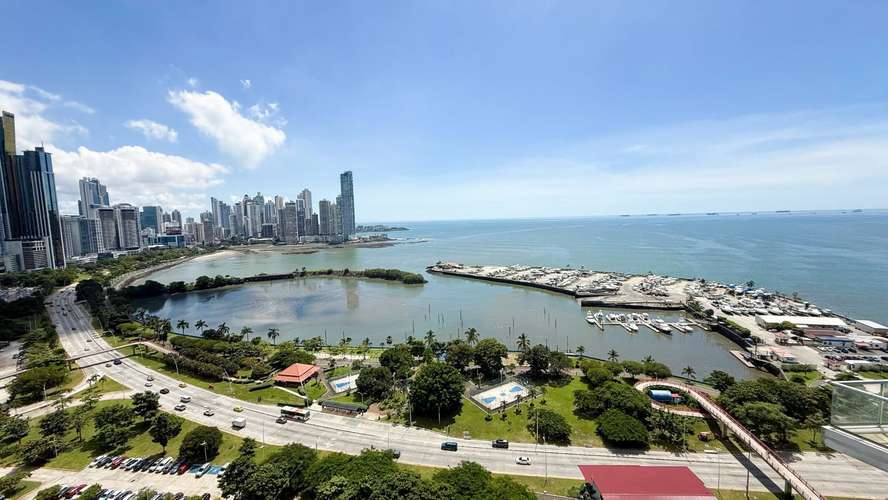 Vistas a la Bahía, la Marina y la Ciudad Desde una Terraza Envolvente: Apartamento con Vista a la Bahía en Sky, Avenida  - Imagen 3