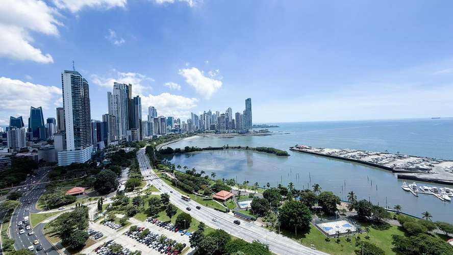 Vistas a la Bahía, la Marina y la Ciudad Desde una Terraza Envolvente: Apartamento con Vista a la Bahía en Sky, Avenida  - Imagen 15