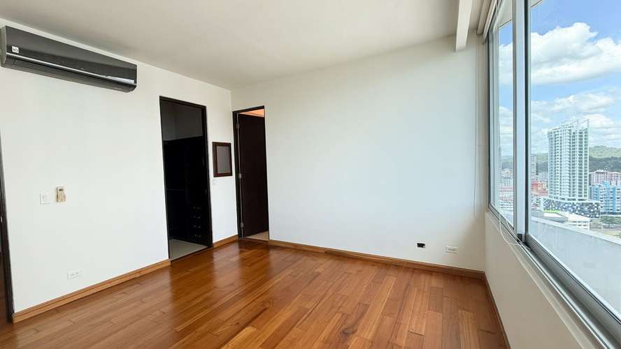 Vistas a la Bahía, la Marina y la Ciudad Desde una Terraza Envolvente: Apartamento con Vista a la Bahía en Sky, Avenida  - Imagen 11