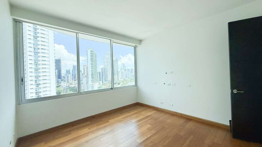 Vistas a la Bahía, la Marina y la Ciudad Desde una Terraza Envolvente: Apartamento con Vista a la Bahía en Sky, Avenida  - Imagen 10