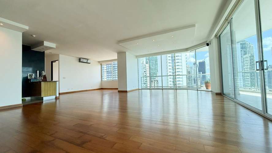 Vistas a la Bahía, la Marina y la Ciudad Desde una Terraza Envolvente: Apartamento con Vista a la Bahía en Sky, Avenida  - Imagen 2
