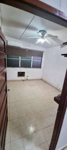 Se Alquila Espaciosa Casa con Jardines y Terraza – Amplitud y Privacidad en Calle Principal - Imagen 9