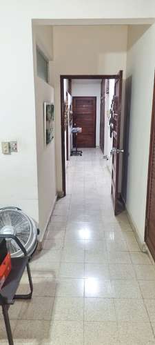 Se Alquila Espaciosa Casa con Jardines y Terraza – Amplitud y Privacidad en Calle Principal - Imagen 7