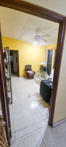 Se Alquila Espaciosa Casa con Jardines y Terraza – Amplitud y Privacidad en Calle Principal - Imagen 4
