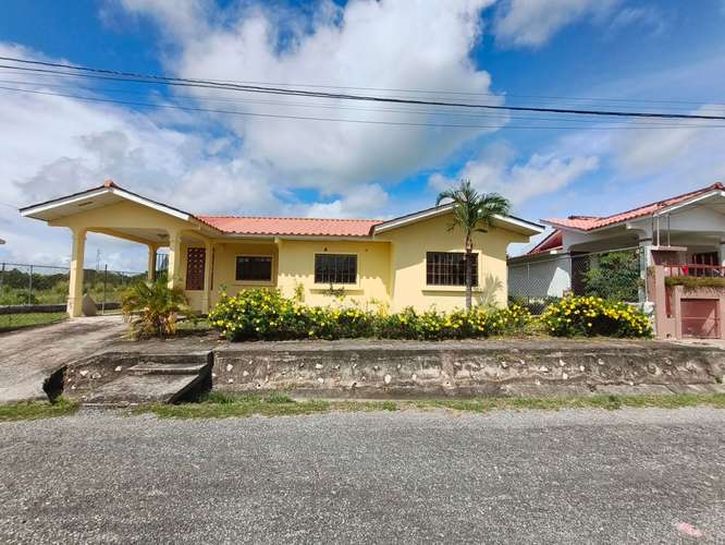 Hermosa y amplia casa en Penonomé, Paseo del Rio, Coclé, en calle sin salida