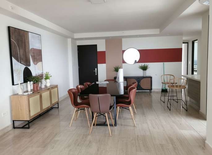 Alquilo apartamento amoblado en Costa del Este, 3 recamaras, 201m2, area social completa, fácil acceso al corredor.