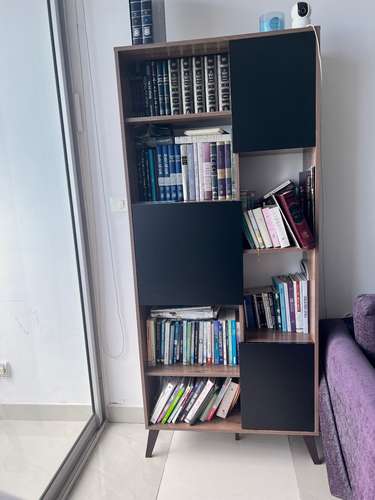 Librero color madera con puertas negras – $70