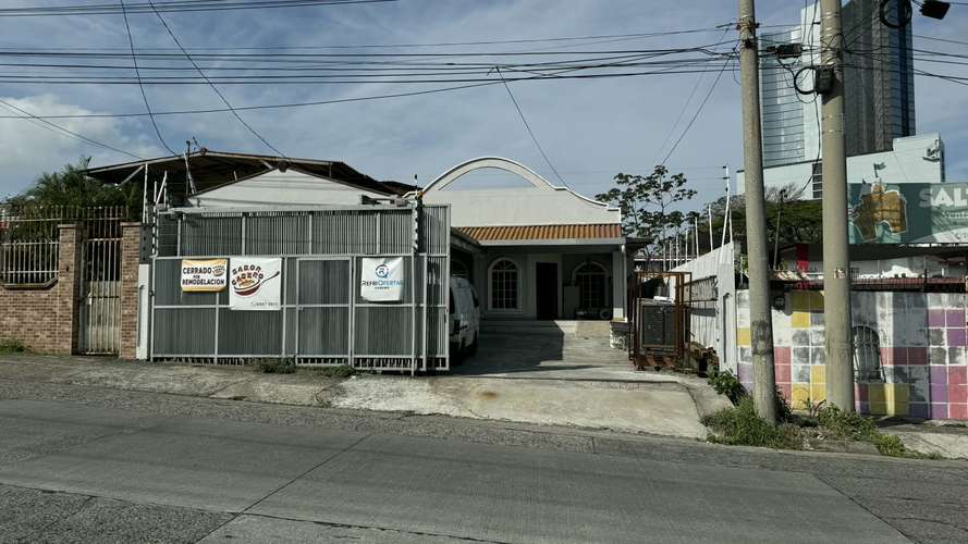 Casa en cerca de área comercial e industrial muy bien ubicada  - Imagen 2