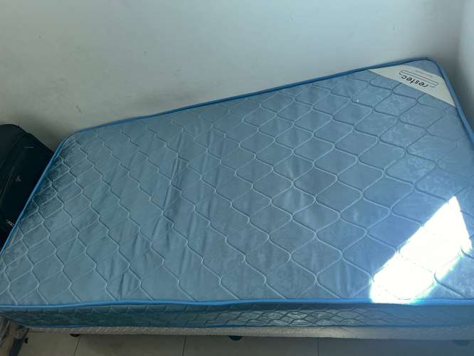 Base de cama y colchón tamaño Full – $150 