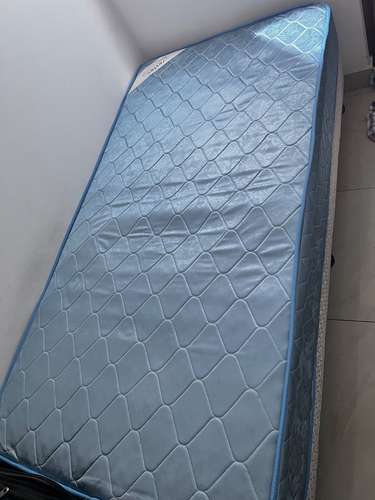 Base de cama y colchón tamaño Full – $150 