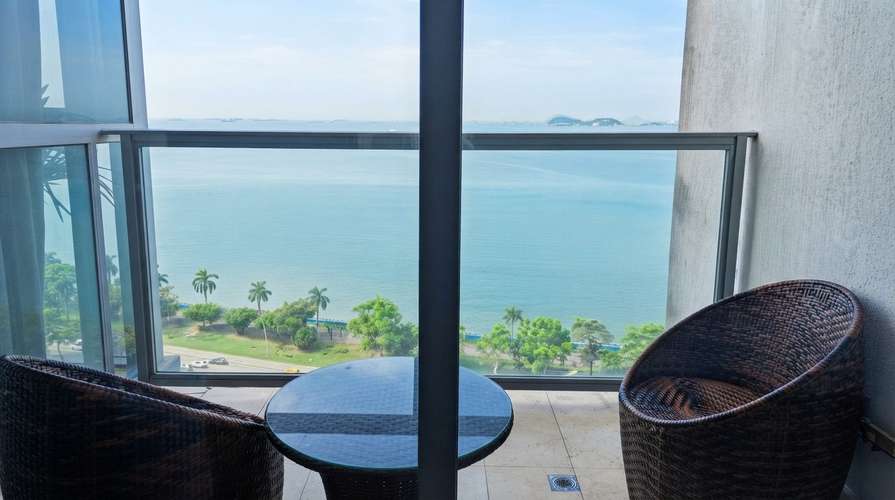 . ! Apartamento en Avenida Balboa PH yoo I 2 Rec I Amoblado I con balcón y vista al mar - Imagen 2