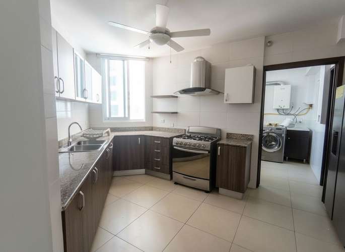 Exclusivo apartamento de 3 recámaras en Costa del Este con vista al mar y amenidades de lujo por $450,000