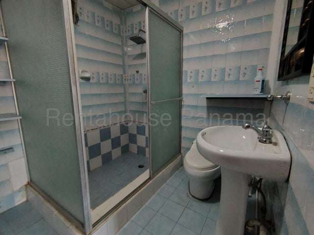 Alquiler de casa familiar San Martin,Colón 25GC8240 de 3 Recamaras - Imagen 9