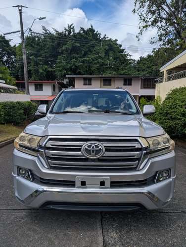 Toyota LandCruiser VX 4x4 7 Pasajeros - Imagen 13