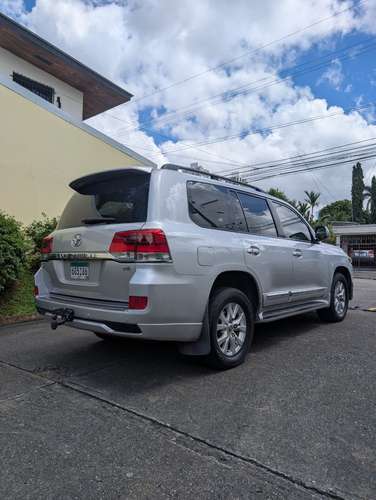 Toyota LandCruiser VX 4x4 7 Pasajeros - Imagen 2
