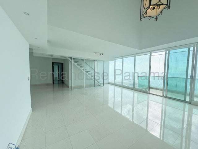 Venta de apartamento dúplex en Ocean Two, Costa del Este IH27-3092