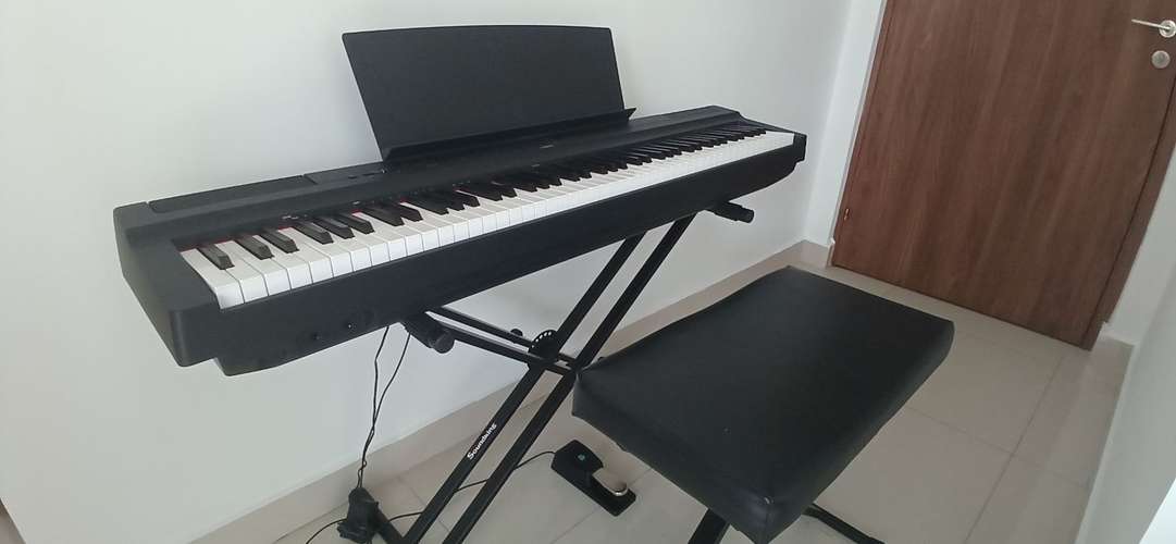Piano Teclado Yamaha P-125 Incluye Soporte, Silla y Pedal - Precio Original: 1000$