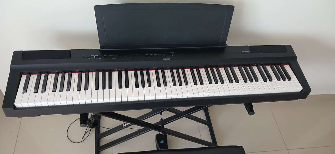 Piano Teclado Yamaha P-125 Incluye Soporte, Silla y Pedal - Precio Original: 1000$