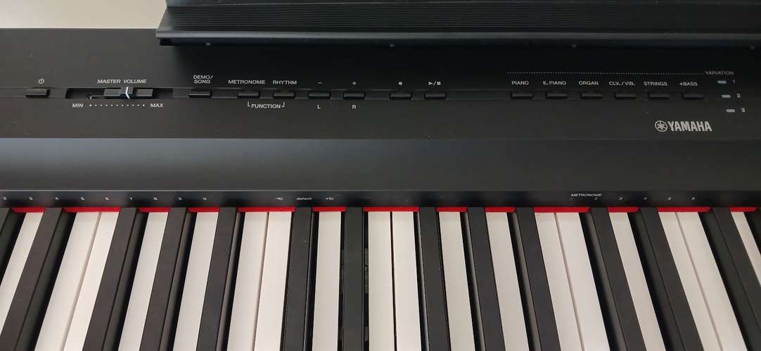 Piano Teclado Yamaha P-125 Incluye Soporte, Silla y Pedal - Precio Original: 1000$
