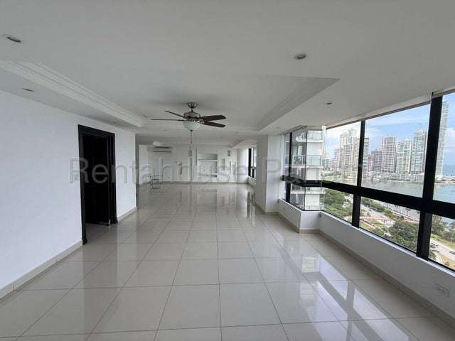 Se alquila apartamento en Av. Balboa GCEA 27-1437