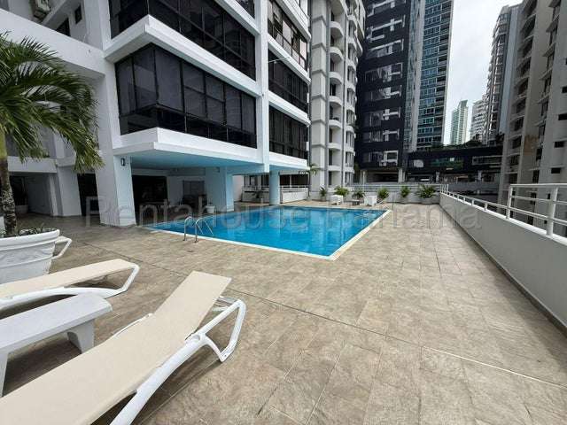 Se alquila apartamento en Av. Balboa GCEA 27-1437