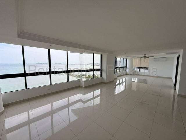 Se alquila apartamento en Av. Balboa GCEA 27-1437