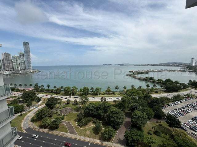 Se alquila apartamento en Av. Balboa GCEA 27-1437