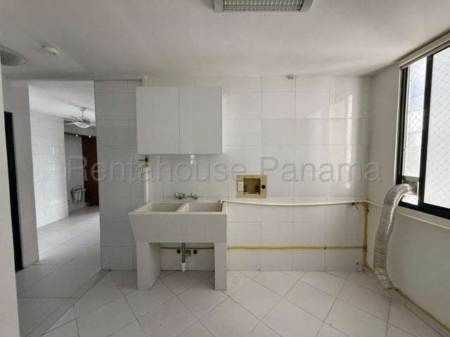 Se alquila apartamento en Av. Balboa GCEA 27-1437