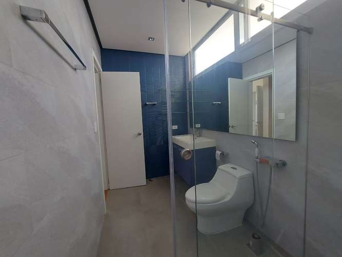 ALQUILER AMOBLADO, AVENIDA BALBOA, PISO ALTO / 2 RECÁMARAS 
