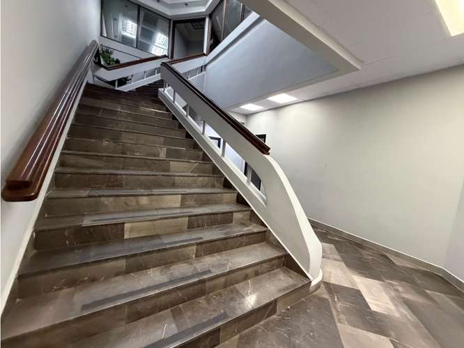SE ALQUILA OFICINA BELLA VISTA VALLARINO 338M 8 BAÑOS 116 CUBICULOS - Imagen 17
