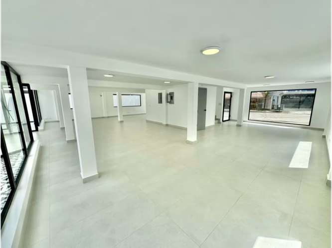 SE ALQUILA OFICINA 429 M EN SAN FRANCISCO CON DIVISIONES Y 8 PARKINGS - Imagen 2