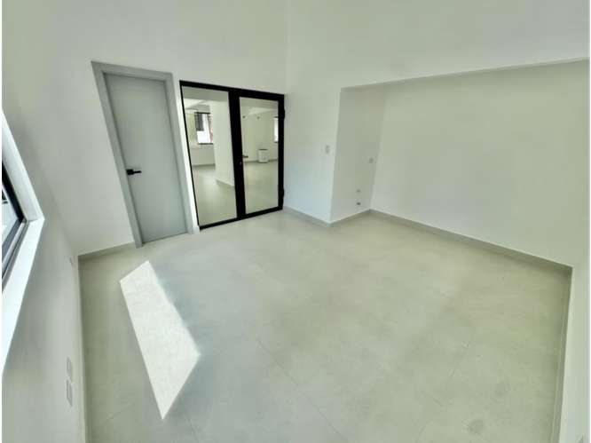 OFICINA / SAN FRANCISCO / 429M / DIVISIONES / 6 BAÑOS / 8 PARKING