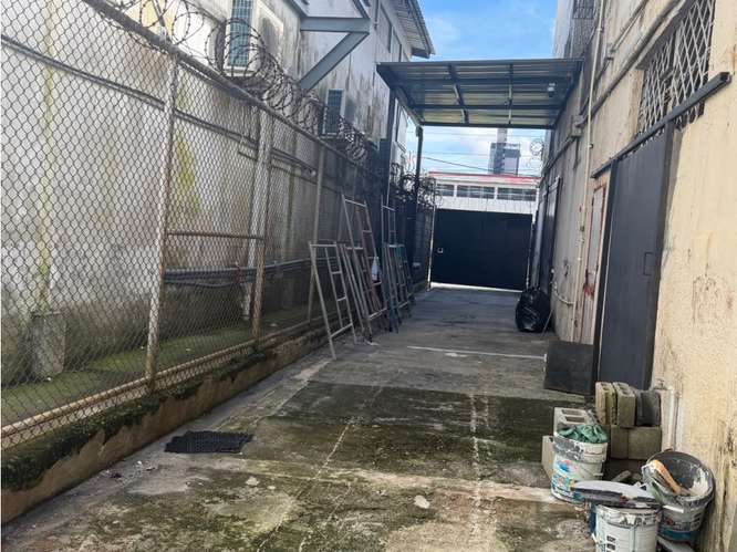SE ALQUILA AMPLIA GALERA COMERCIAL CALIDONIA  240M SOBRE LA VIA