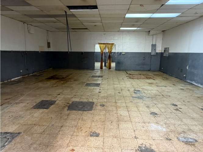 SE ALQUILA AMPLIA GALERA COMERCIAL CALIDONIA  240M SOBRE LA VIA