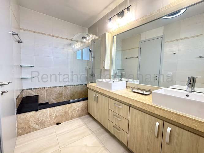 Alquiler de Apartamento Amoblado en Avenida Balboa Ph Destiny EC
