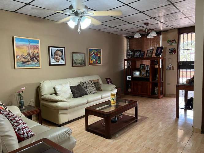 Vendo amplia y céntrica casa en vacamonte - Imagen 4