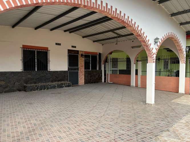 Vendo amplia y céntrica casa en vacamonte - Imagen 3