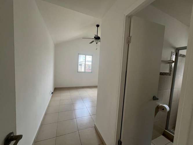 Alquilo amplia casa en playa dorada - Imagen 2