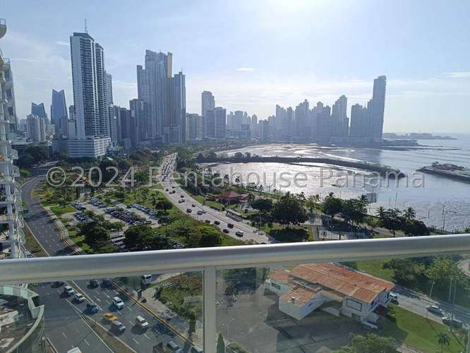 Lujoso apartamento amueblado de 2 recámaras en Avenida Balboa con vistas al mar
