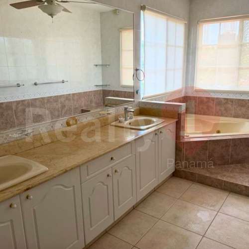 CASA UNIFAMILIAR EN VENTA EN COSTA DEL ESTE – PH COSTA AZUL – 504 M² DE CONSTRUCCIÓN – AMPLIO PATIO Y TERRAZA - Imagen 7