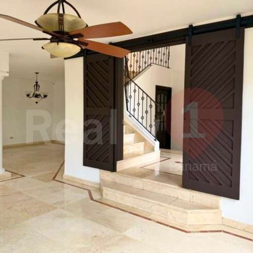 CASA UNIFAMILIAR EN VENTA EN COSTA DEL ESTE – PH COSTA AZUL – 504 M² DE CONSTRUCCIÓN – AMPLIO PATIO Y TERRAZA - Imagen 3