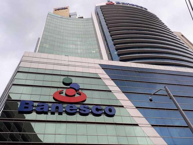  ¡Lleva tu empresa al corazón financiero de Panamá! Oficina de 8 espacios y vista exterior en Torre Banesco. PQ.