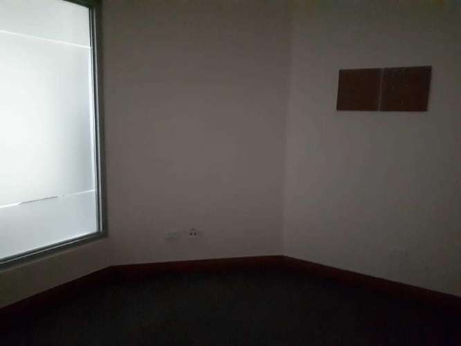  ¡Lleva tu empresa al corazón financiero de Panamá! Oficina de 8 espacios y vista exterior en Torre Banesco. PQ.