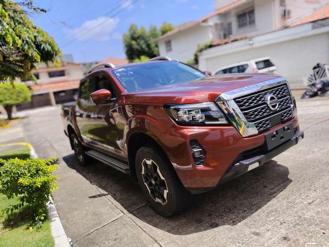 NISSAN NP AUTOMÁTICA 4X4 ÚNICO DUEÑO NEGOCIABLE  - Imagen 3