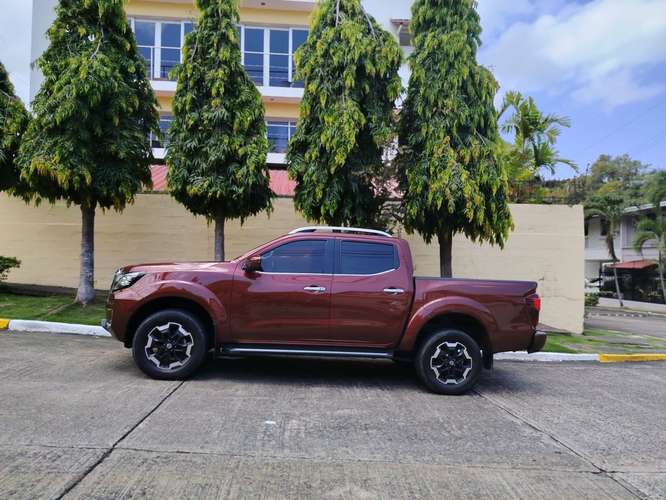 NISSAN NP AUTOMÁTICA 4X4 ÚNICO DUEÑO NEGOCIABLE  - Imagen 10