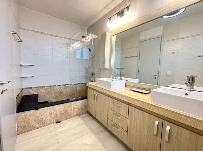 Lujoso apartamento amoblado a estrenar en Avenida Balboa con espectacular vista al mar y 3 recámaras
