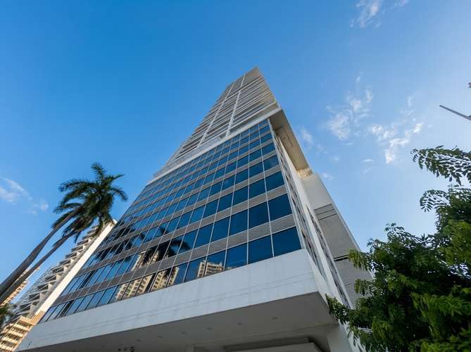 Lujoso apartamento amoblado a estrenar en Avenida Balboa con espectacular vista al mar y 3 recámaras