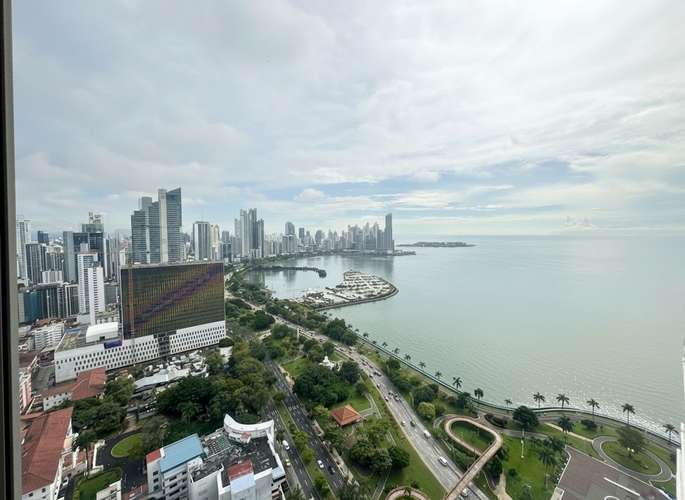 Lujoso apartamento amoblado a estrenar en Avenida Balboa con espectacular vista al mar y 3 recámaras